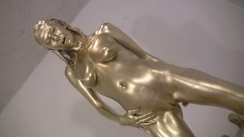 Golden Emma - Emma is covered in gold paint. Nov 07 2016. Messygirl.com (297 Mb)