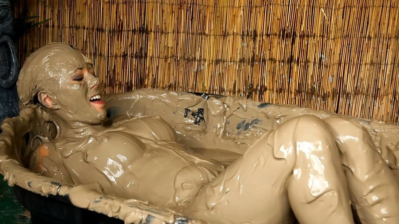 Sexy in the Clay Bath - Nikko Jordan. Mudpuddlevisuals.com (874 Mb)