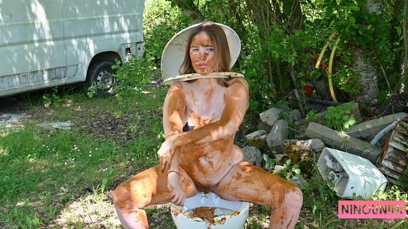 Real Human Public Toilet Eats Shit - Ninounini. (965 Mb)