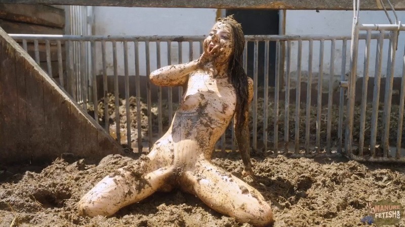Going Crazy In Pigshit - Kaitlyn Katsaros. Manurefetish (1648 Mb)